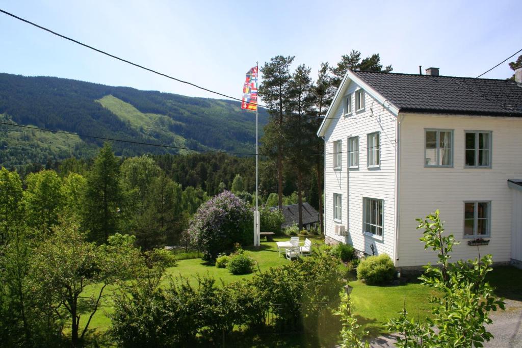 Furulund Pensjonat Bed & Breakfast Ron Exterior photo